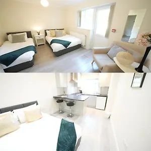 Homestay The Close Airport, Harmondsworth